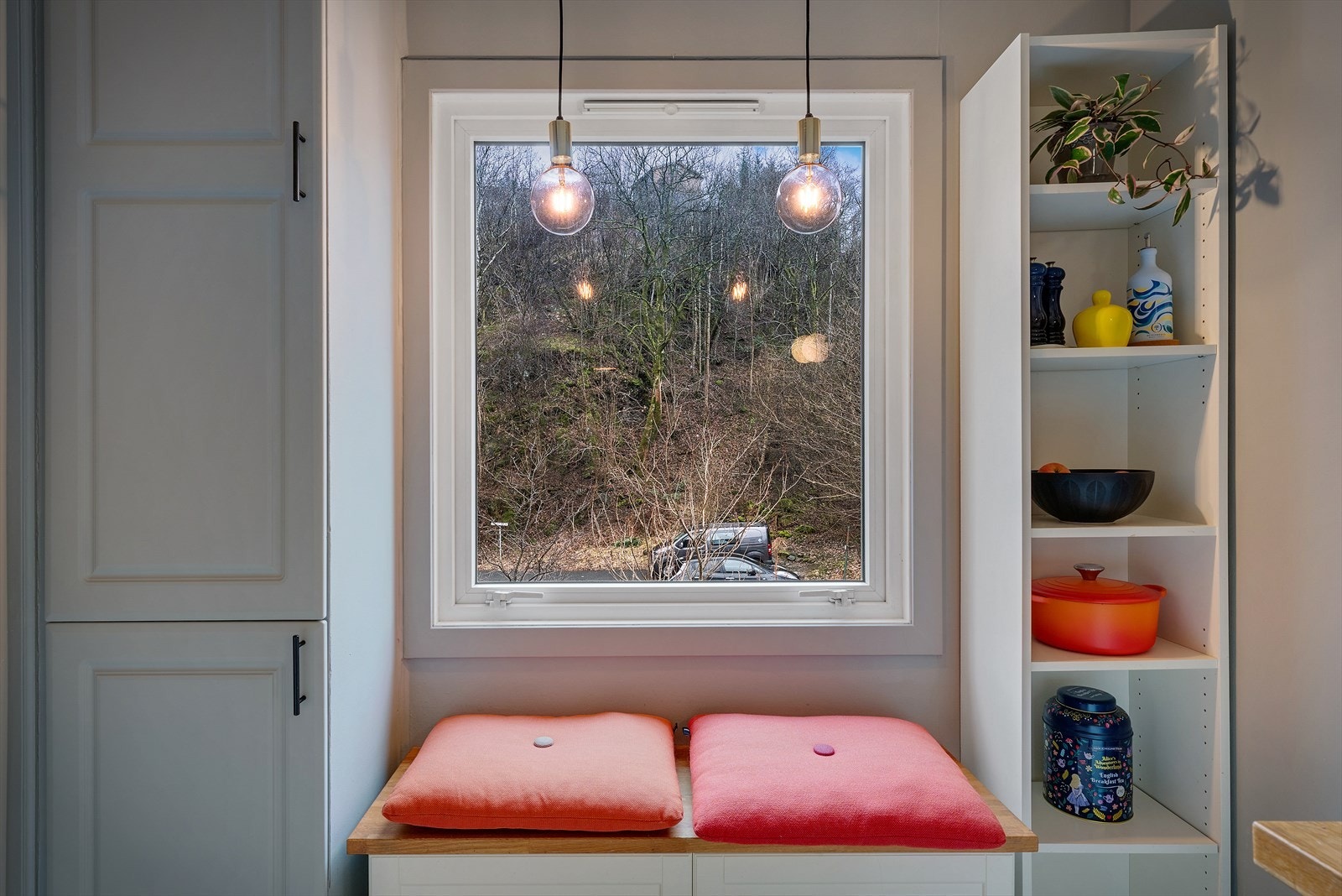 En hyggelig krok ved vinduet gir plass til en liten sittebenk. Galleribilde