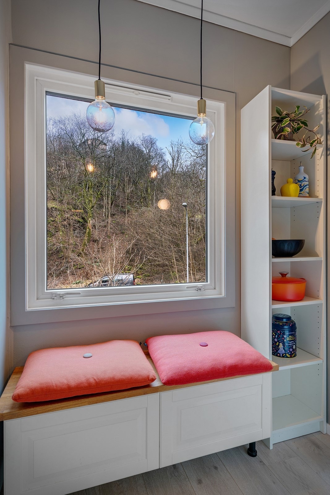 Utsyn mot rolige, grønne omgivelser fra kjøkkenvinduet. Galleribilde