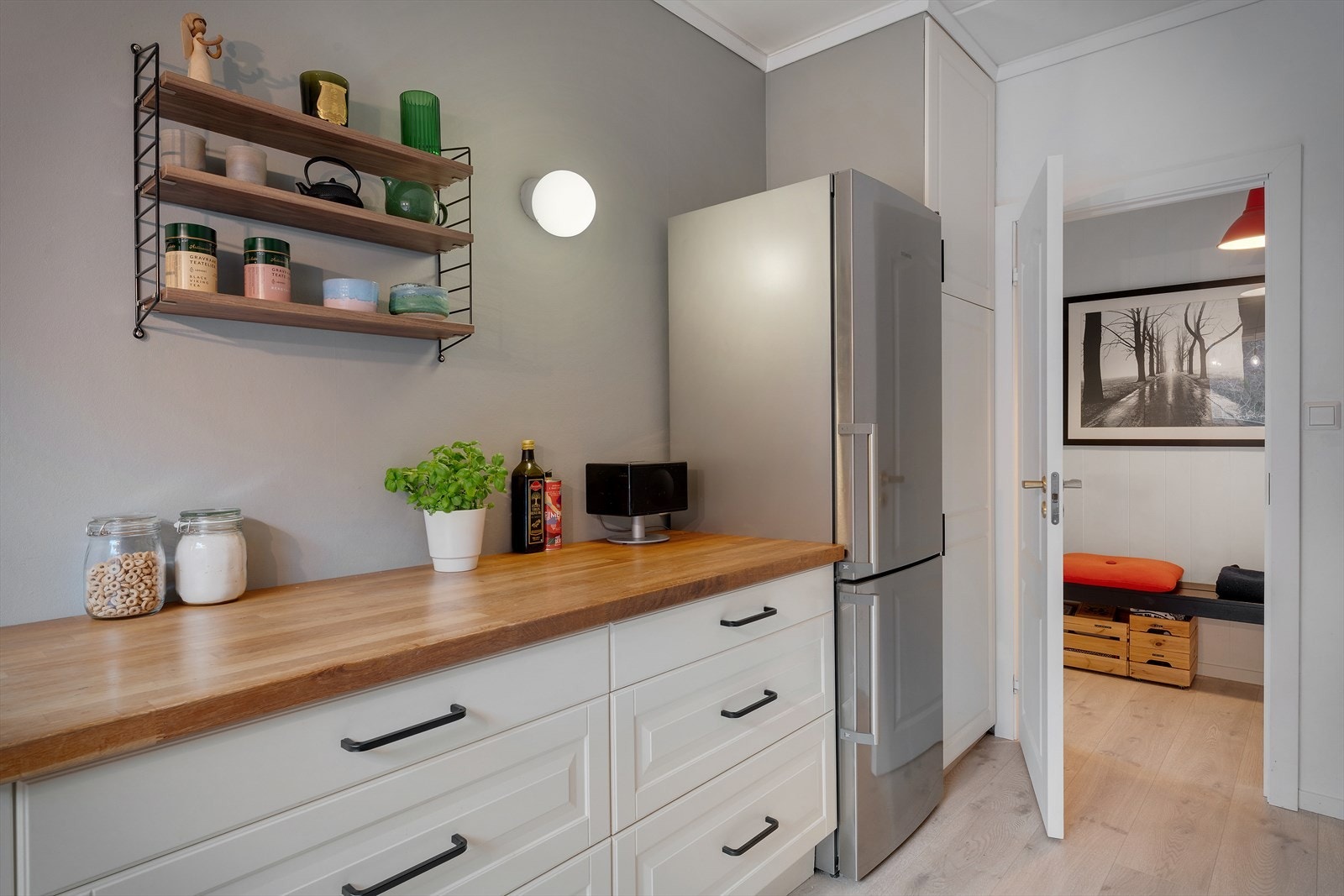 Kjøkkenet har godt med både skap- og benkeplass. Galleribilde