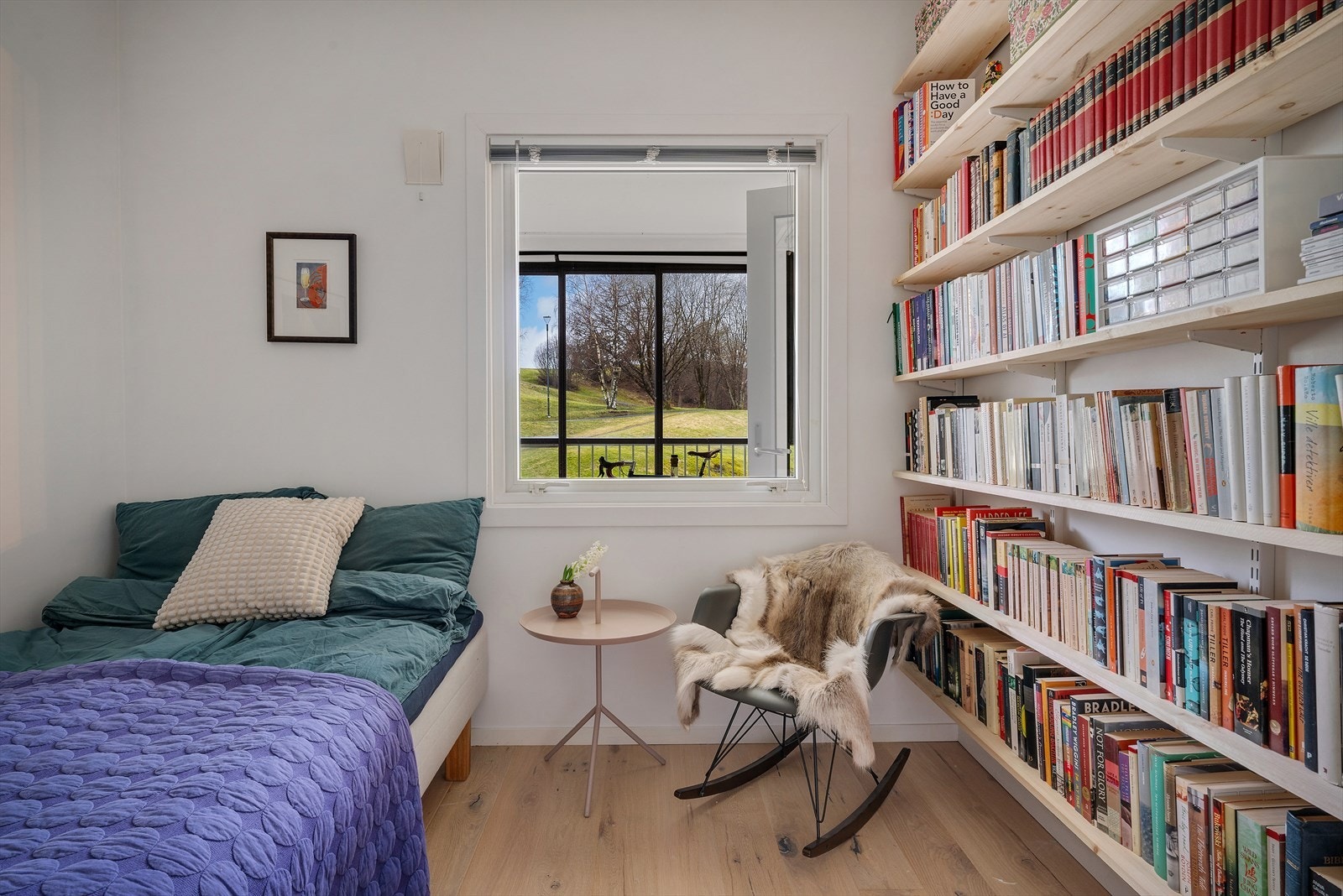 Rommet har plass til både seng og en lesekrok ved vinduet. Galleribilde