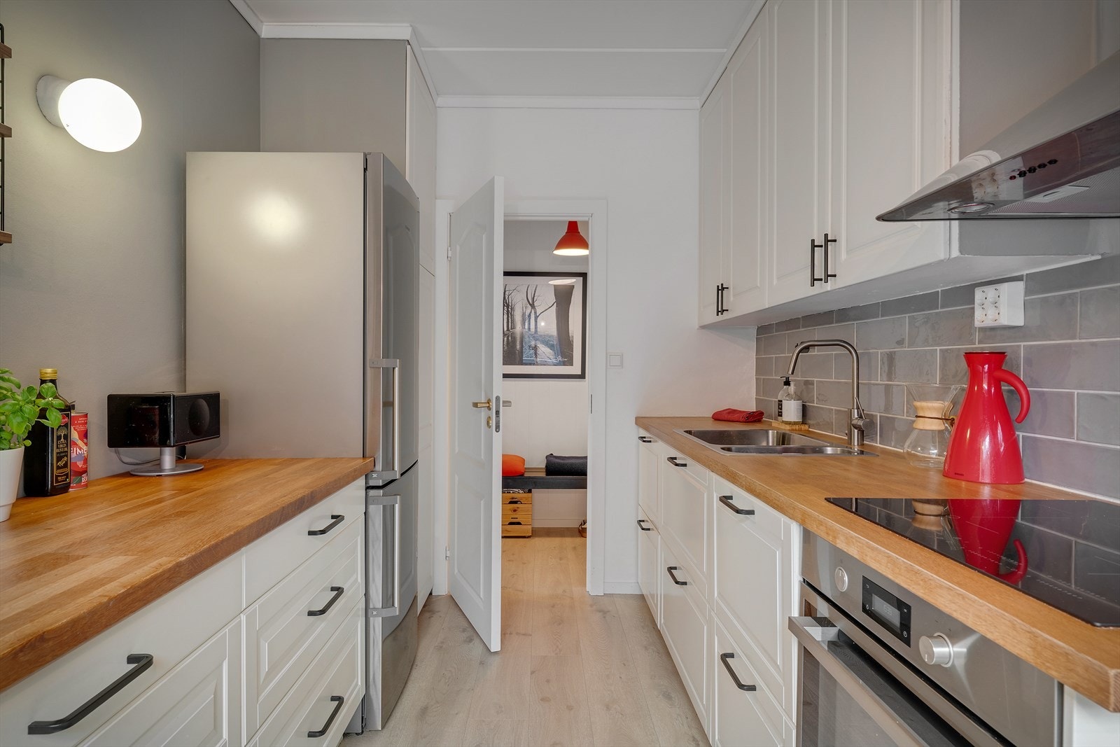 Ventilasjonen sikres med en kjøkkenventilator med avtrekksvifte. Galleribilde