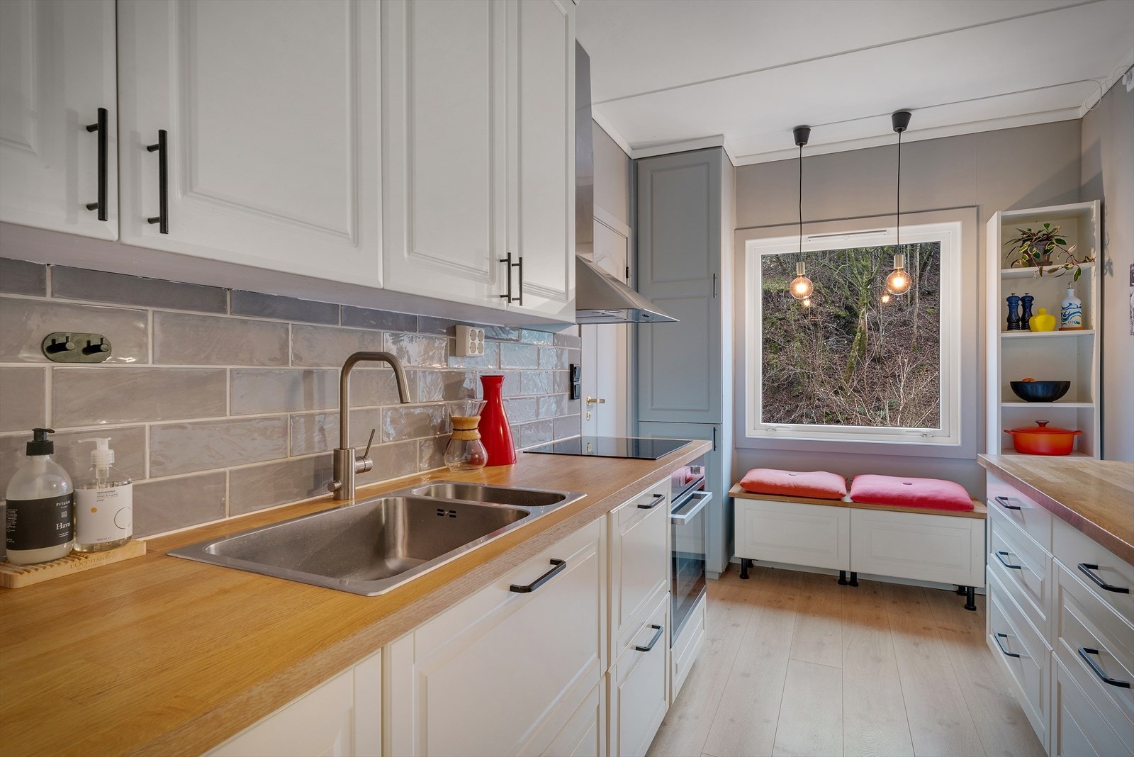 Kjøkkenet er godt utstyrt med integrert stekeovn, platetopp, oppvaskmaskin og kjøl/fryseskap. Galleribilde