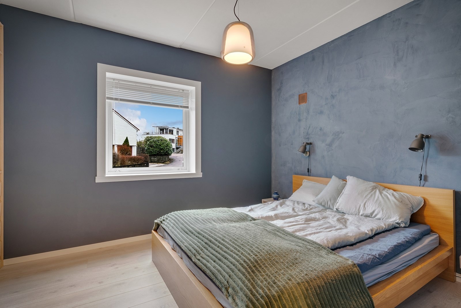 Hovedsoverommet på 11,9 m² har god plass til dobbeltseng og garderobeløsning. Galleribilde