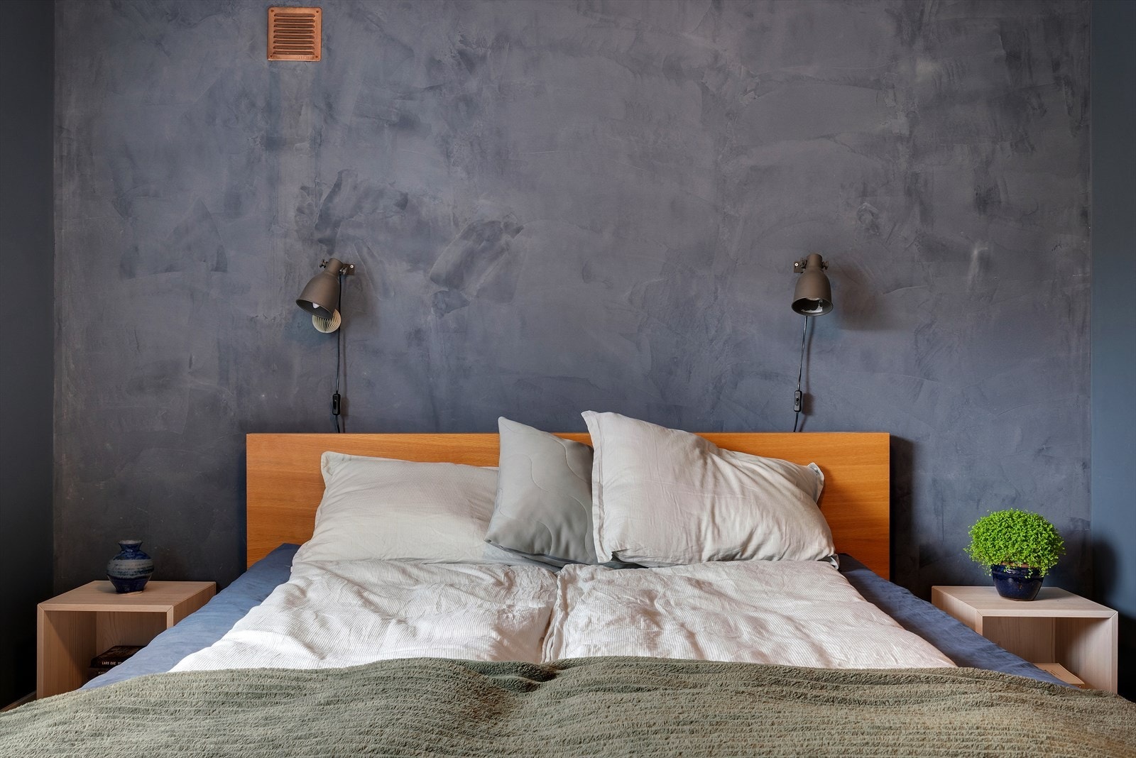 Rommet har en behagelig atmosfære med en strukturert fondvegg. Galleribilde