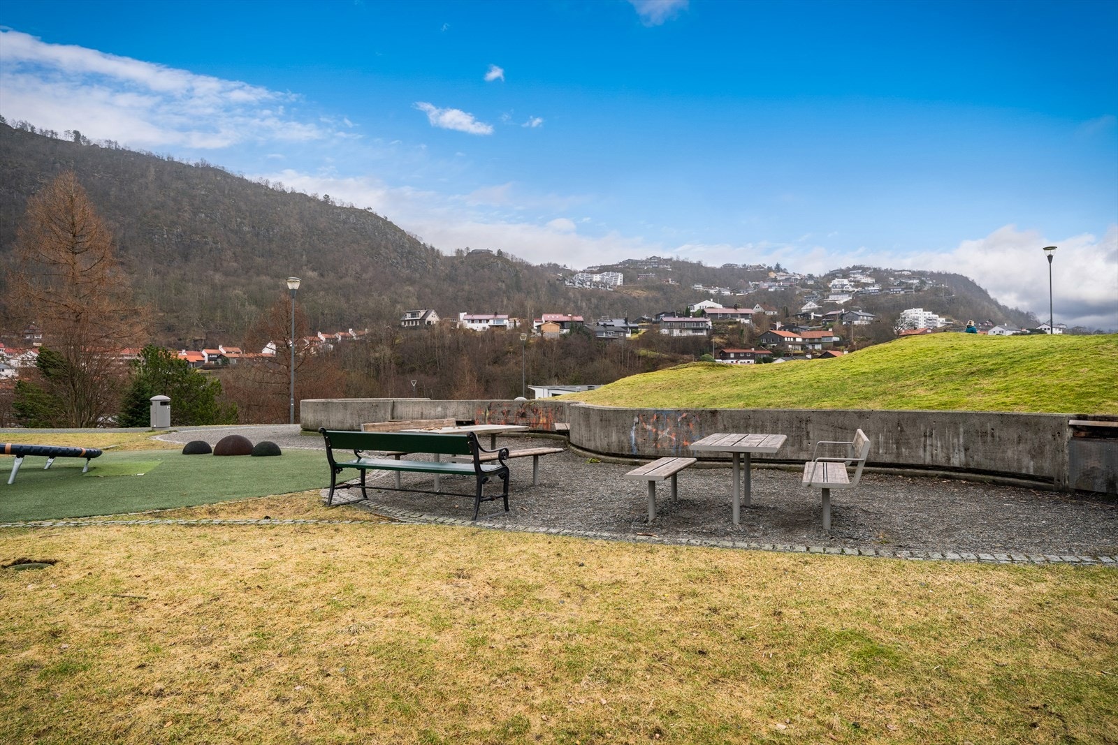 Nærområdet byr på flotte tur- og rekreasjonsområder, med stier mot blant annet Landåsfjellet og Ulriken. Galleribilde