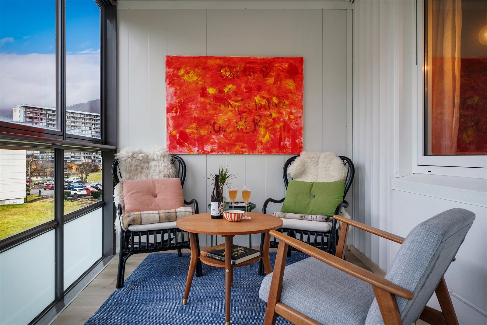 Innglassingen gjør balkongen til et lunt og anvendelig uterom. Galleribilde