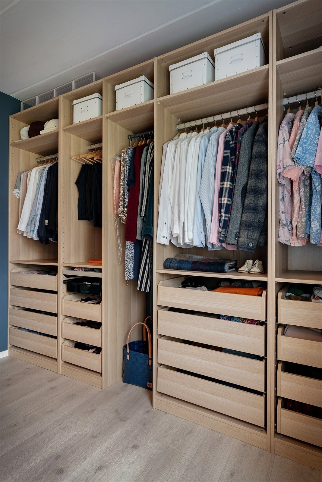 Garderobesystemet gir rikelig med plass til både heng, hyller og skuffer. Galleribilde