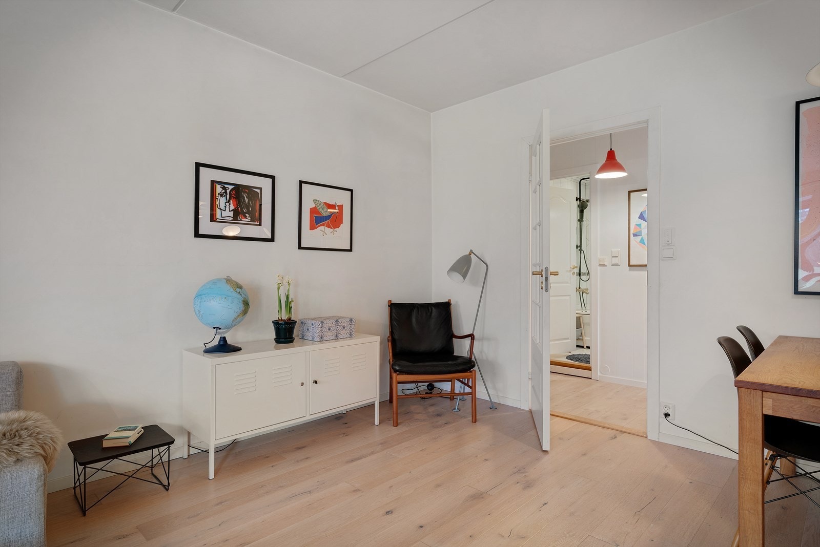 Rommet er enkelt å møblere med soner for både sofagruppe og spisebord. Galleribilde