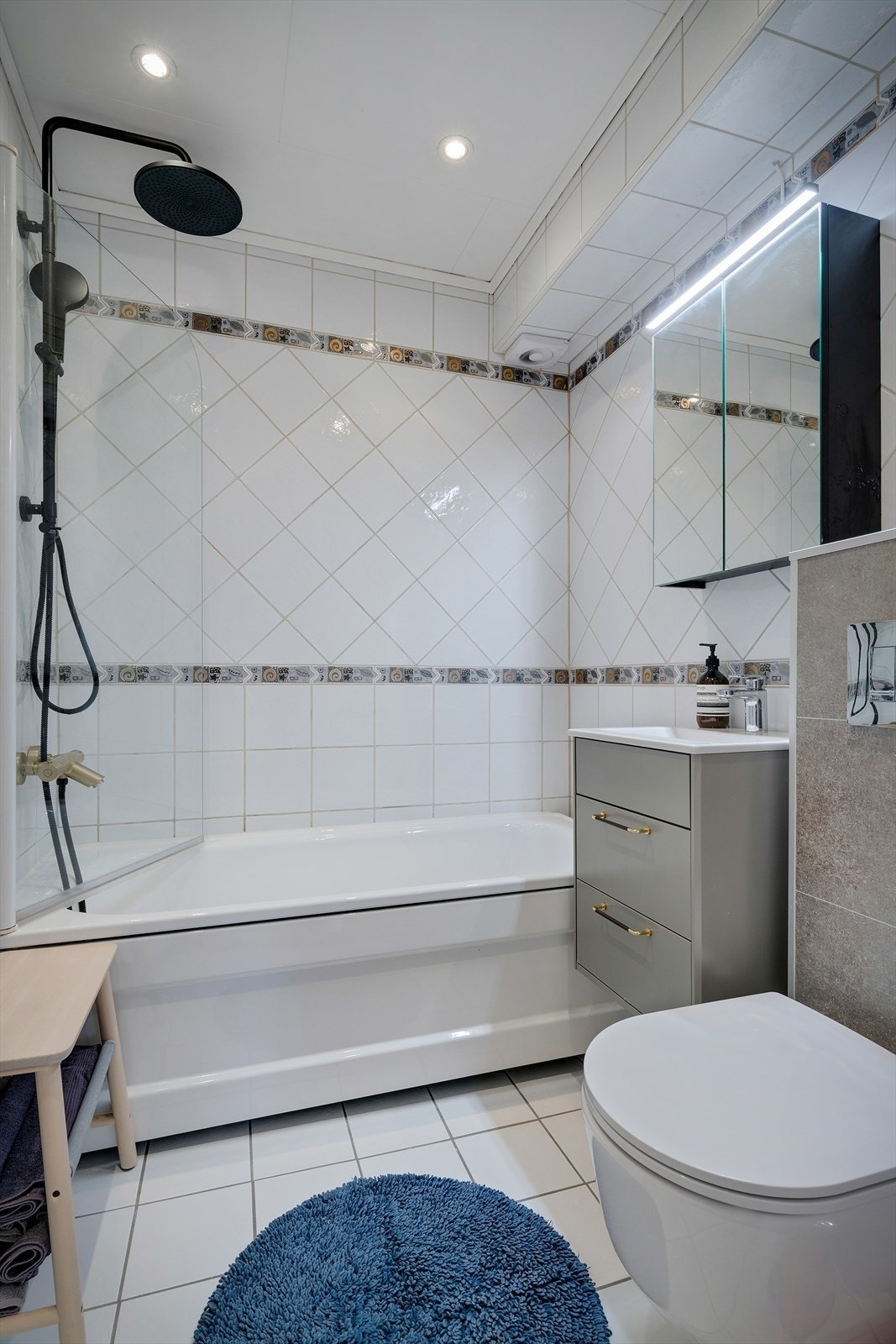 Badet har downlights i taket og elektrisk styrt avtrekksvifte for god ventilasjon. Galleribilde