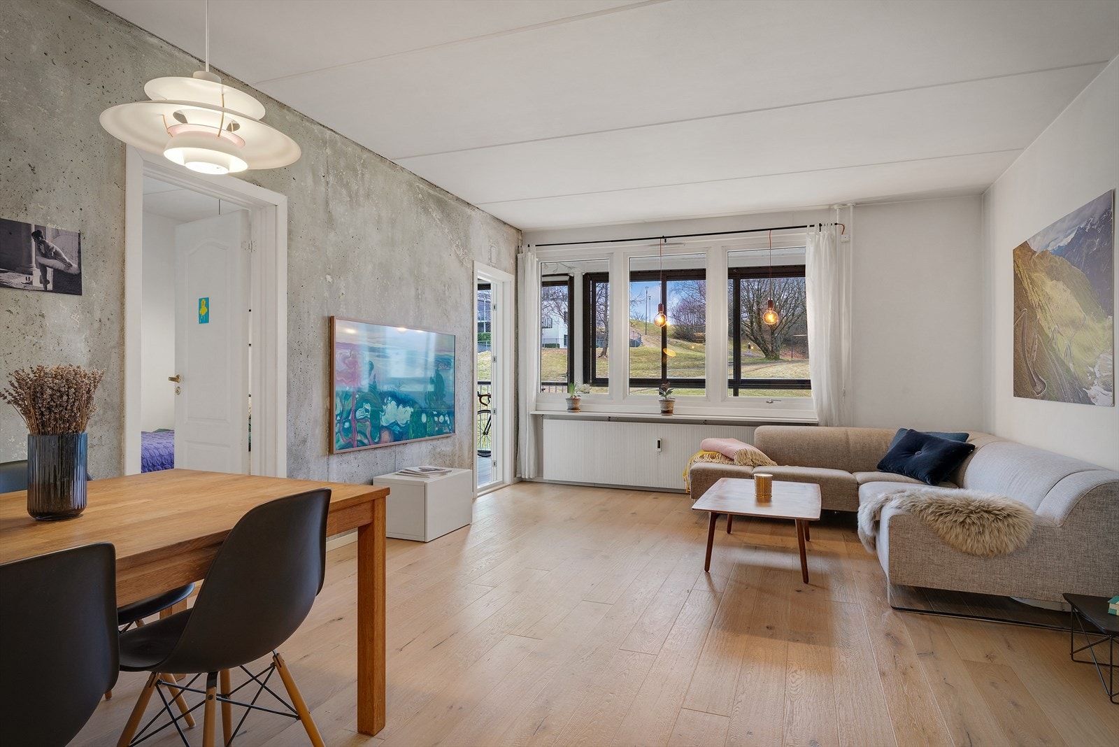 Velkommen til Gerhard Grans Vei 31! En lys og romslig 4-roms hjørneleilighet med store vindusflater. Galleribilde