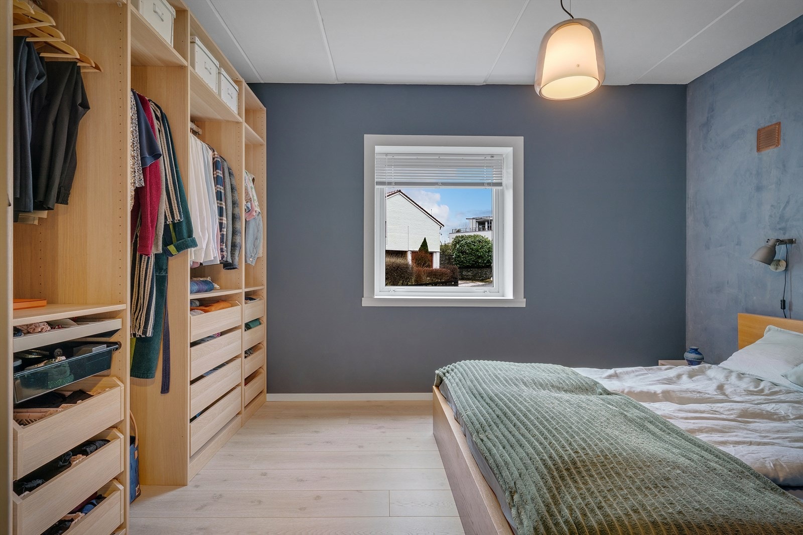 En hel vegg er dedikert til en romslig og oversiktlig garderobeløsning. Galleribilde