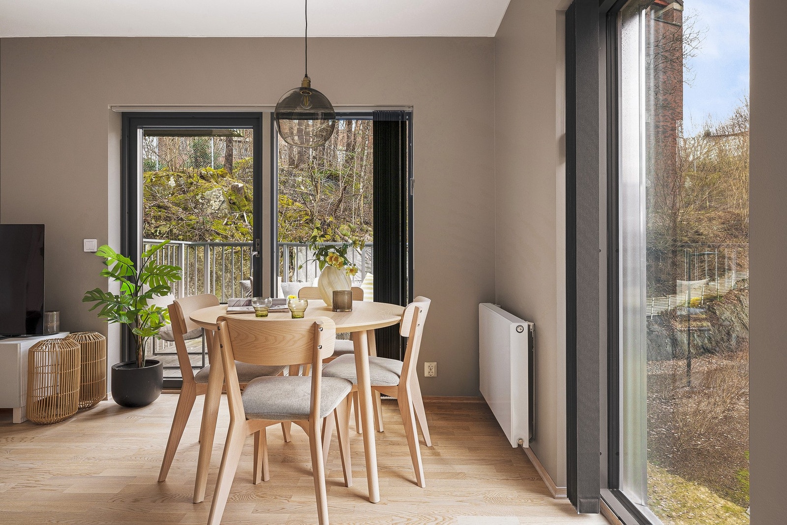 - Rikelig med lysinnslipp i de store vinduene - Galleribilde