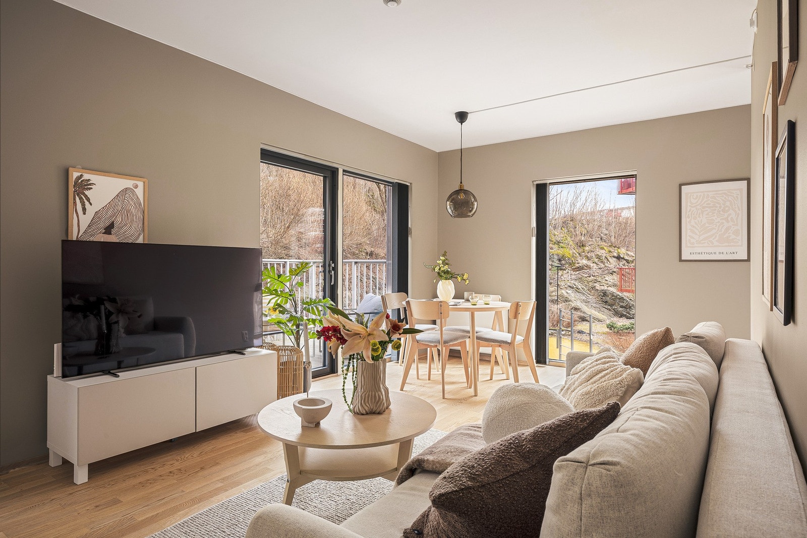 - Her har man god plass til å innrede med både sofa, TV og spisebord i flere soner - Galleribilde
