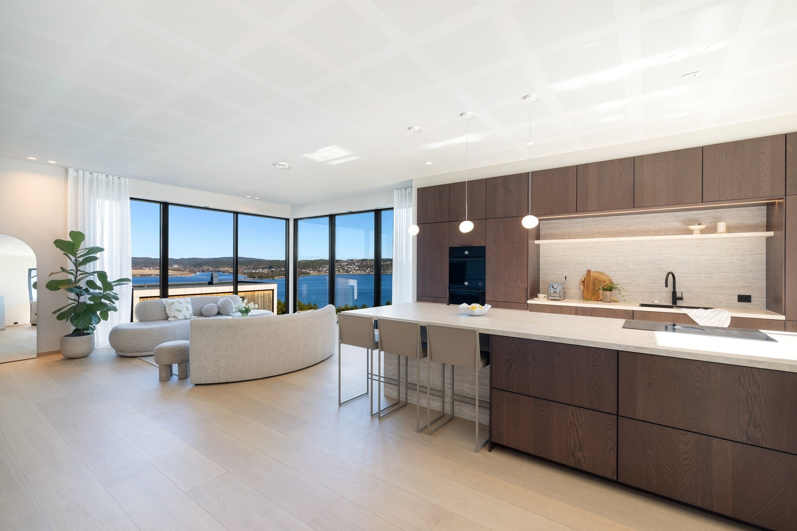 Delikat stue med fine vindusflater som gir godt med lys Galleribilde