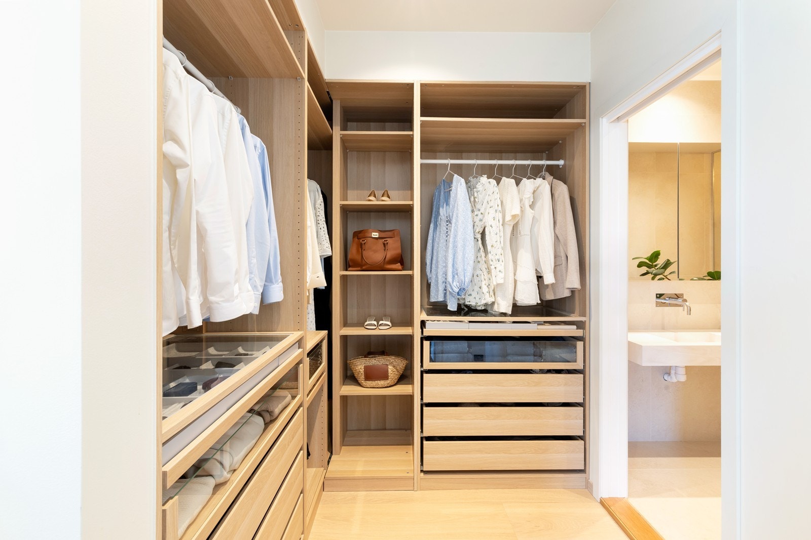 Direkte inngang til walk-in closet og bad fra hovedsoverom Galleribilde