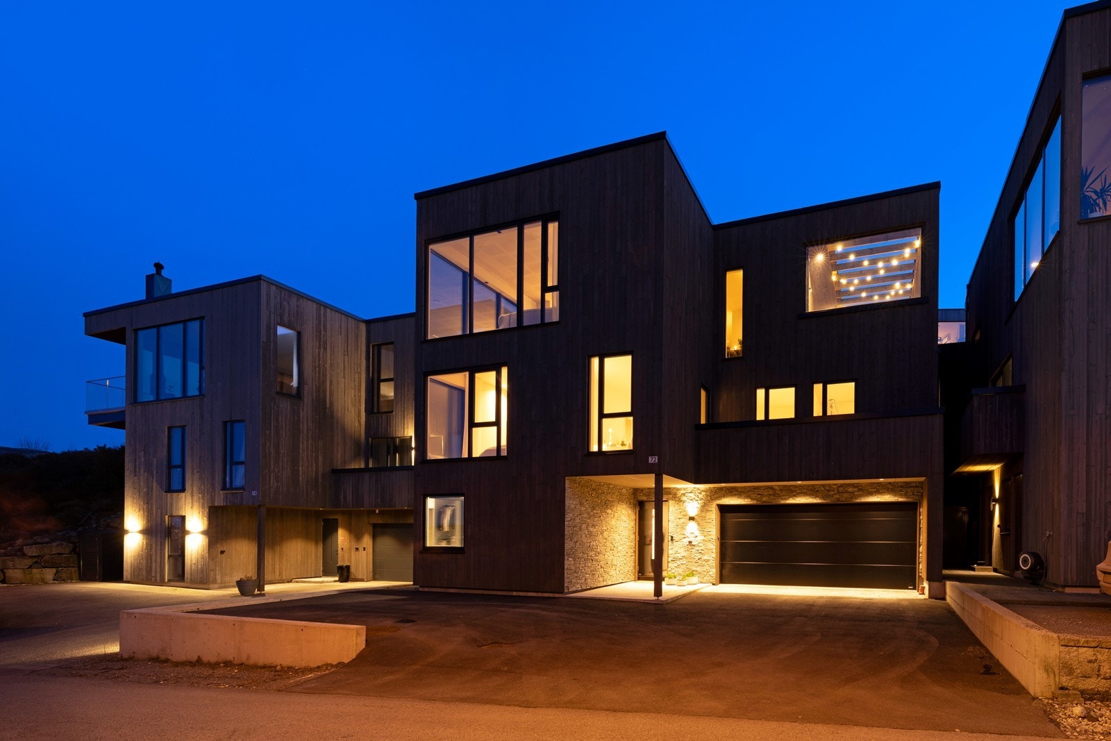 Enebolig med garasje og biloppstillingsplasser på tomt Galleribilde