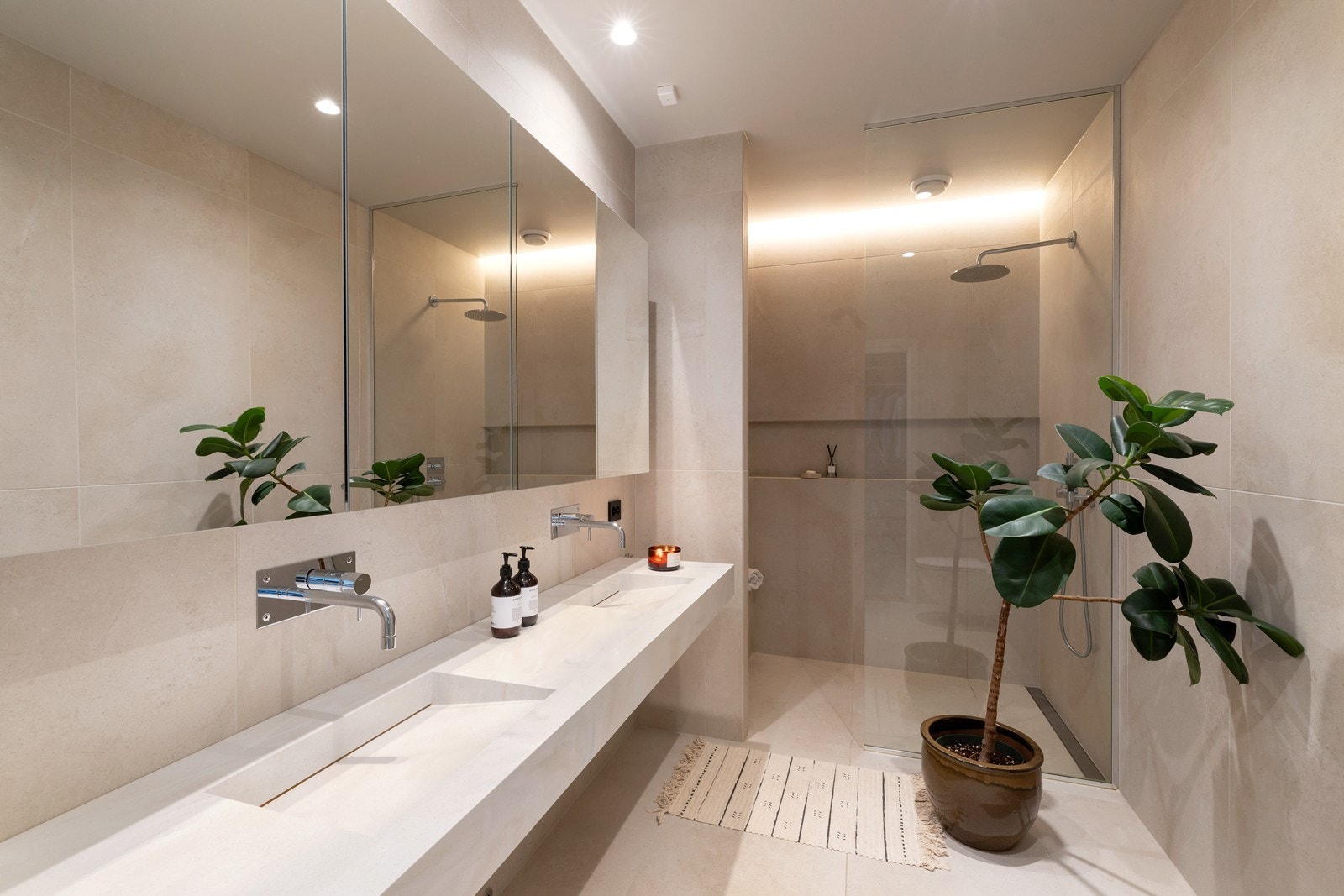 Flott flislagt bad med dobbeltservant, wc og dusjhjørne Galleribilde