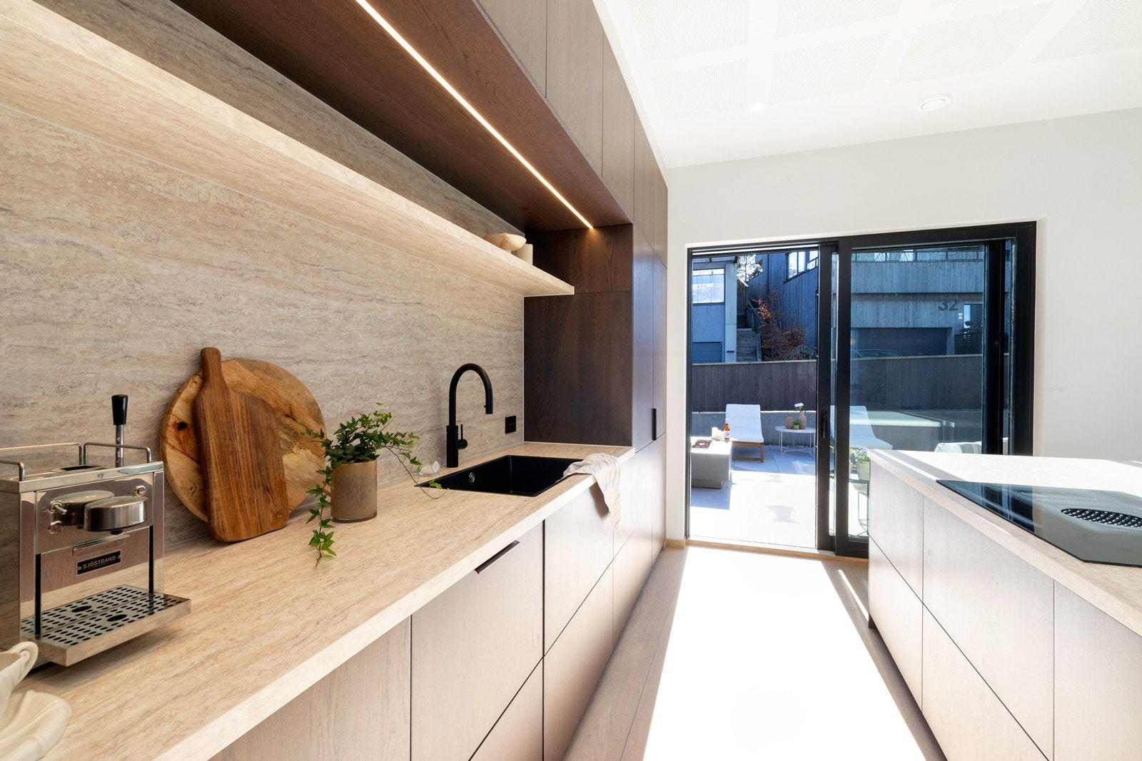 Utgang til solrik hage fra kjøkken Galleribilde