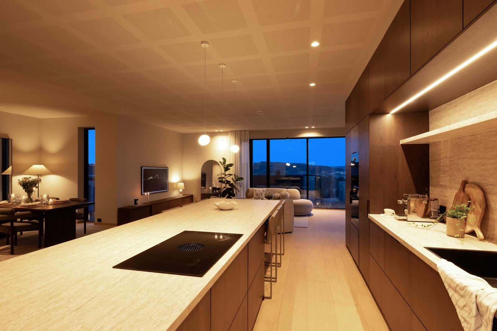 Kjøkken med mye-skap og benkeplass Galleribilde