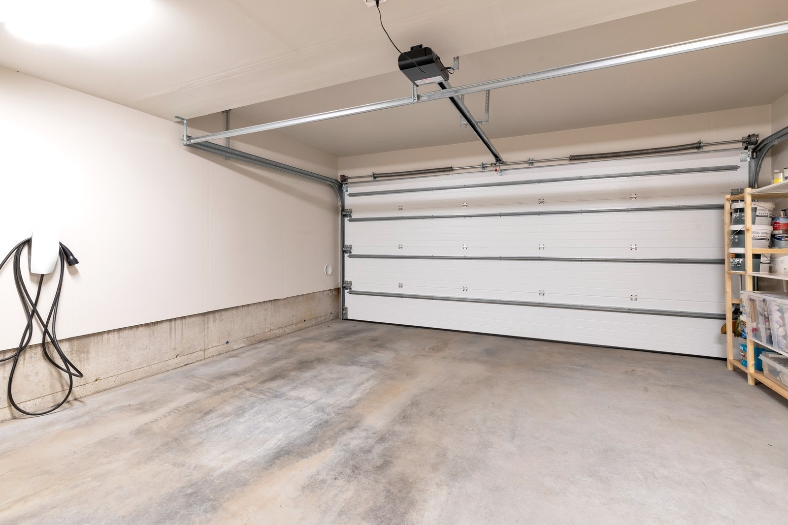 Stor garasje med tilhørende elbillader, samt bod Galleribilde