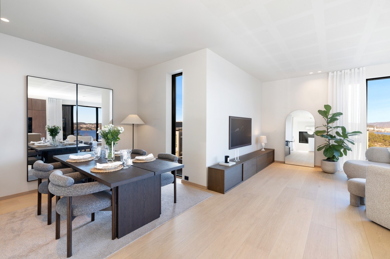 Det er også plass til spisebord i stue Galleribilde