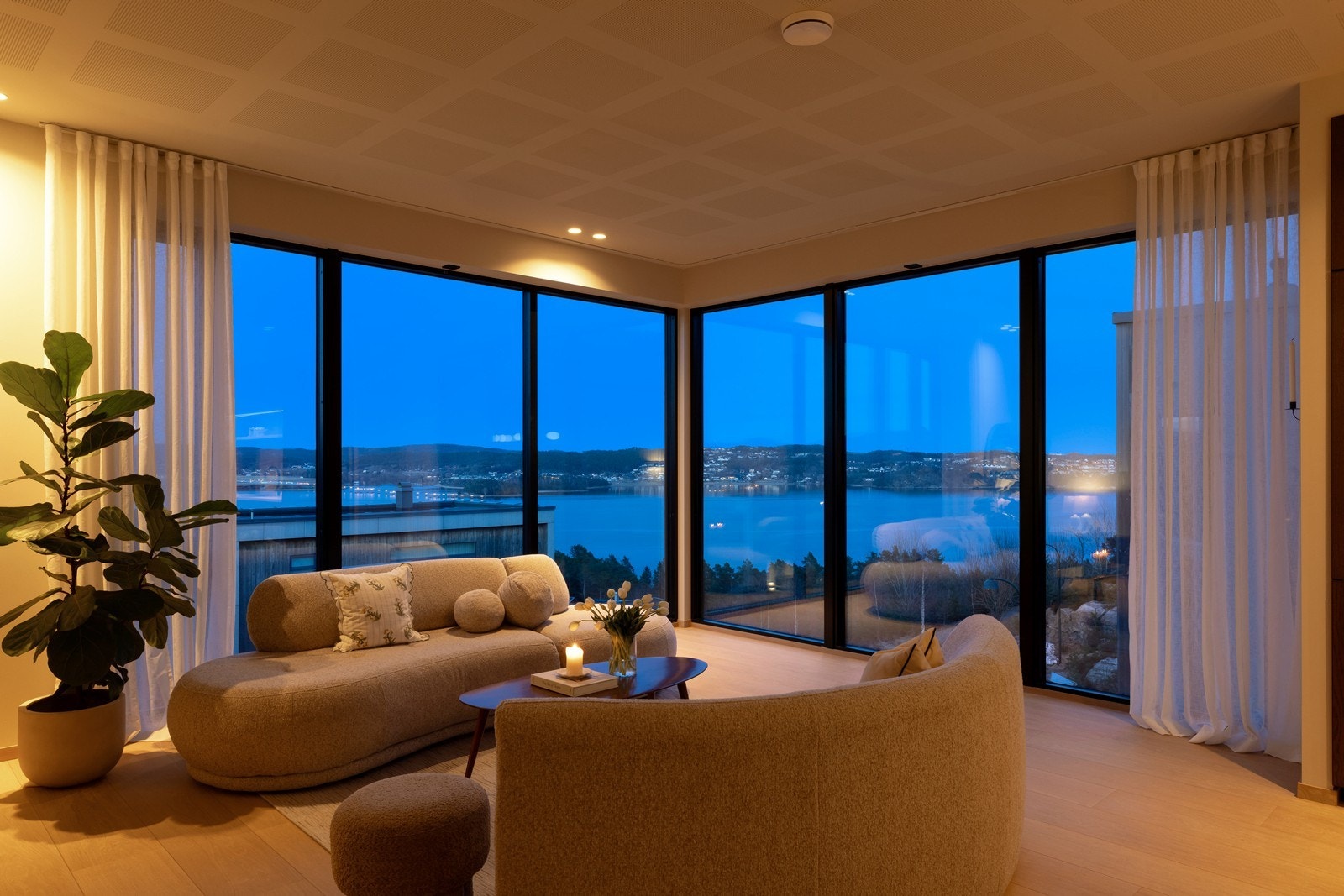 Utsikten kan nytes fra sofagruppen Galleribilde