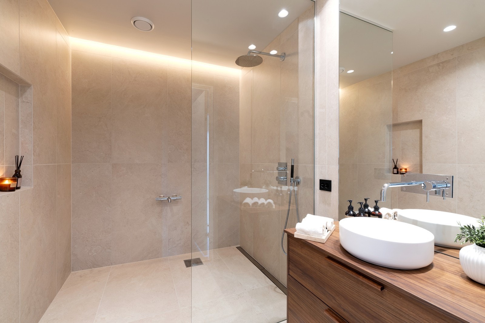 Pent flislagt bad nummer 2 i 2.etg. Inneholder dusjhjørne, servant og wc. Galleribilde