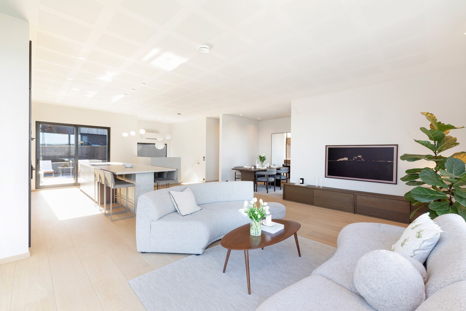 Romslig stue med deilig takhøyde Galleribilde