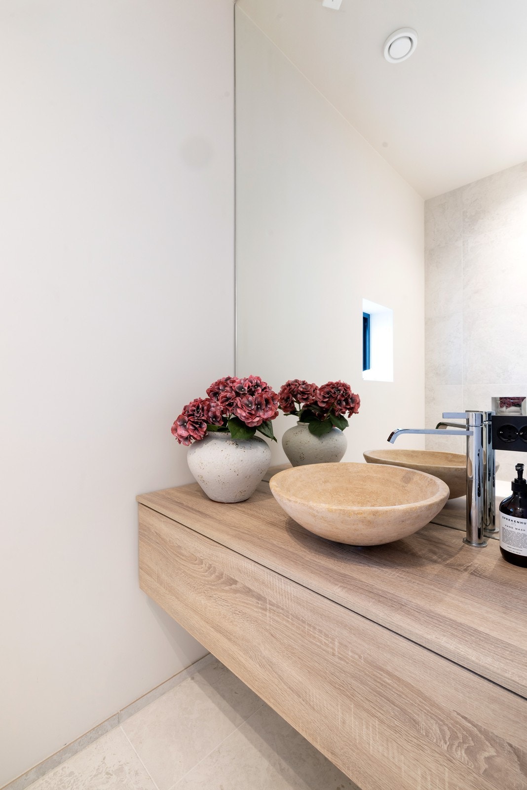 Servant på wc Galleribilde