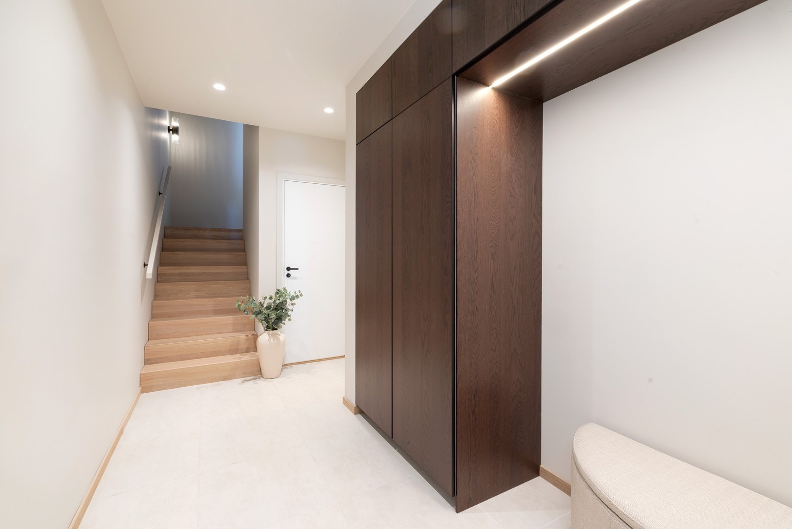 Innbydende gang i 1.etg. med gode oppbevaringsmuligheter i gang og under trapp Galleribilde