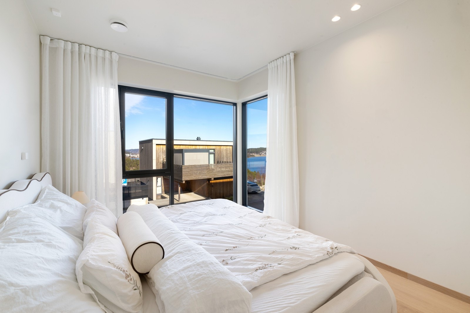 Hovedsoverom med god plass til dobbeltseng Galleribilde