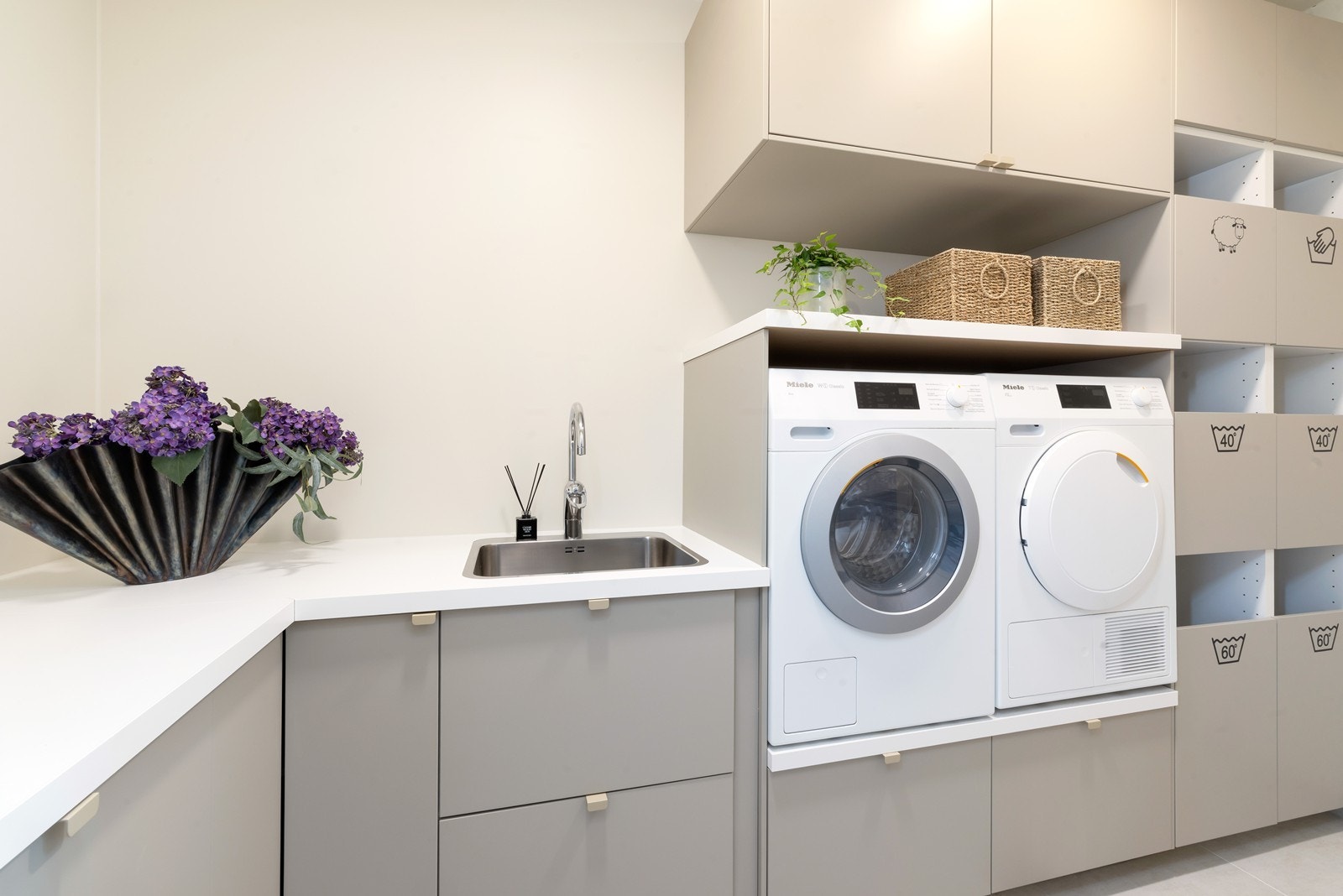 Praktisk vaskerom i 2.etg. med gode oppbevaringsmuligheter Galleribilde