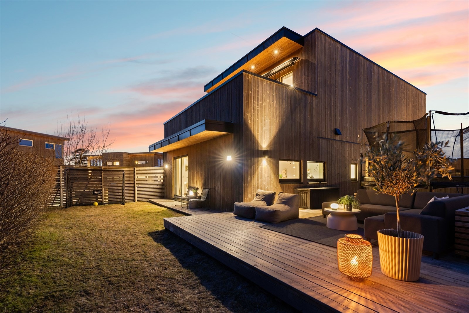 En herlig enebolig over tre plan med en praktisk planløsning, stor garasje, solrike uteplasser og flott utsikt. Galleribilde