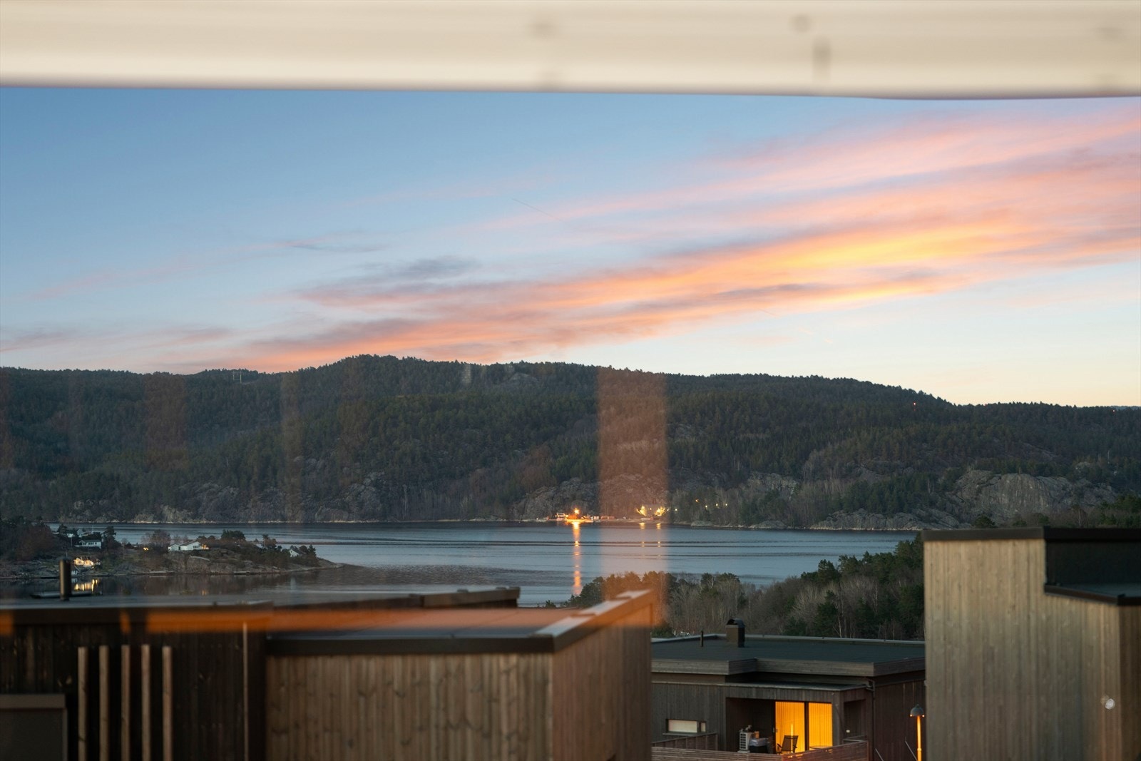 Den flotte utsikten kan nytes fra sofakroken! Galleribilde