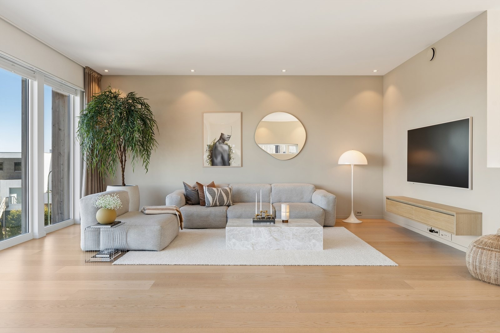 Stuen er lys og trivelig med plass til flere møbleringsmuligheter for å skape den stuen du selv ønsker. Galleribilde