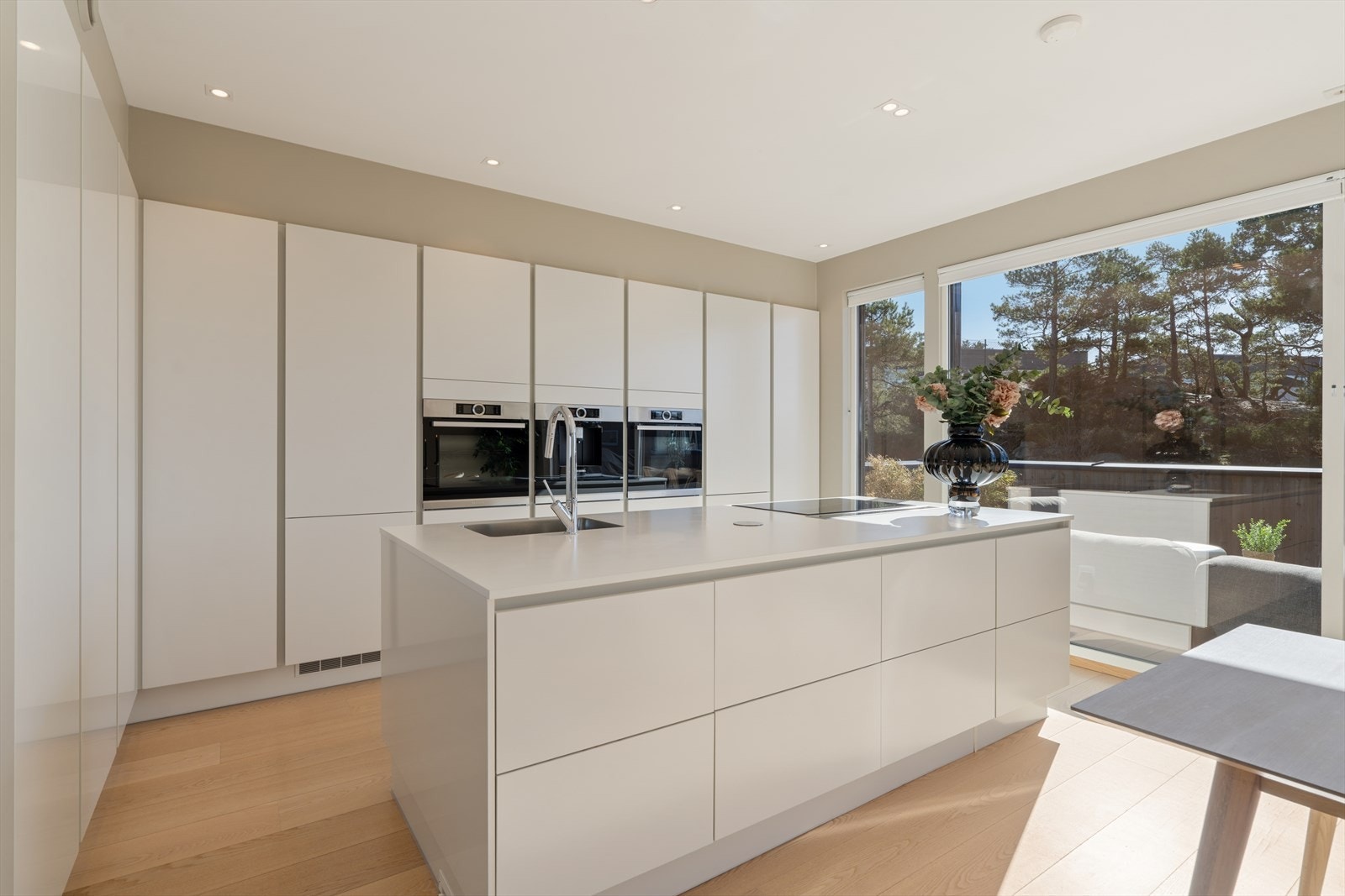 Kjøkkenet har godt med oppbevaring i oppbevaring i høyskap, samt stor øy med oppbevaring på begge sider. Galleribilde