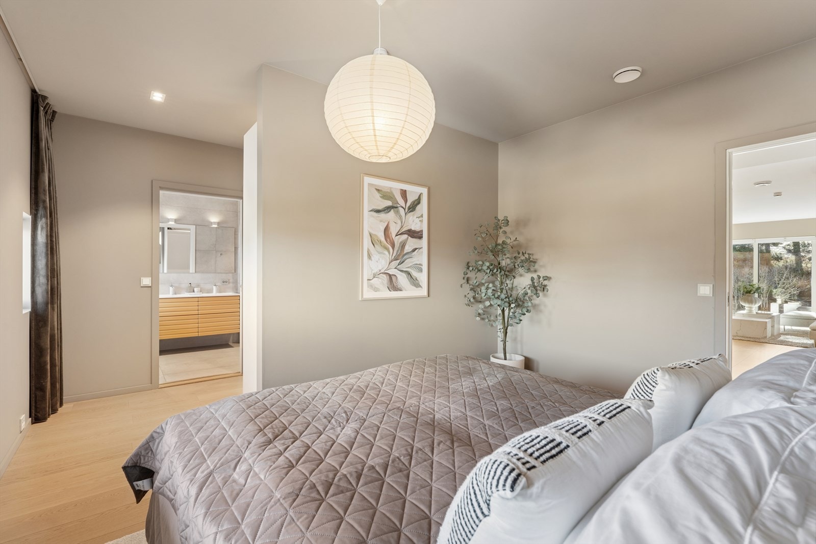 Soverommet har en suite-følelse med direkte tilgang til både eget walk-in-closet og et master-bad. Galleribilde