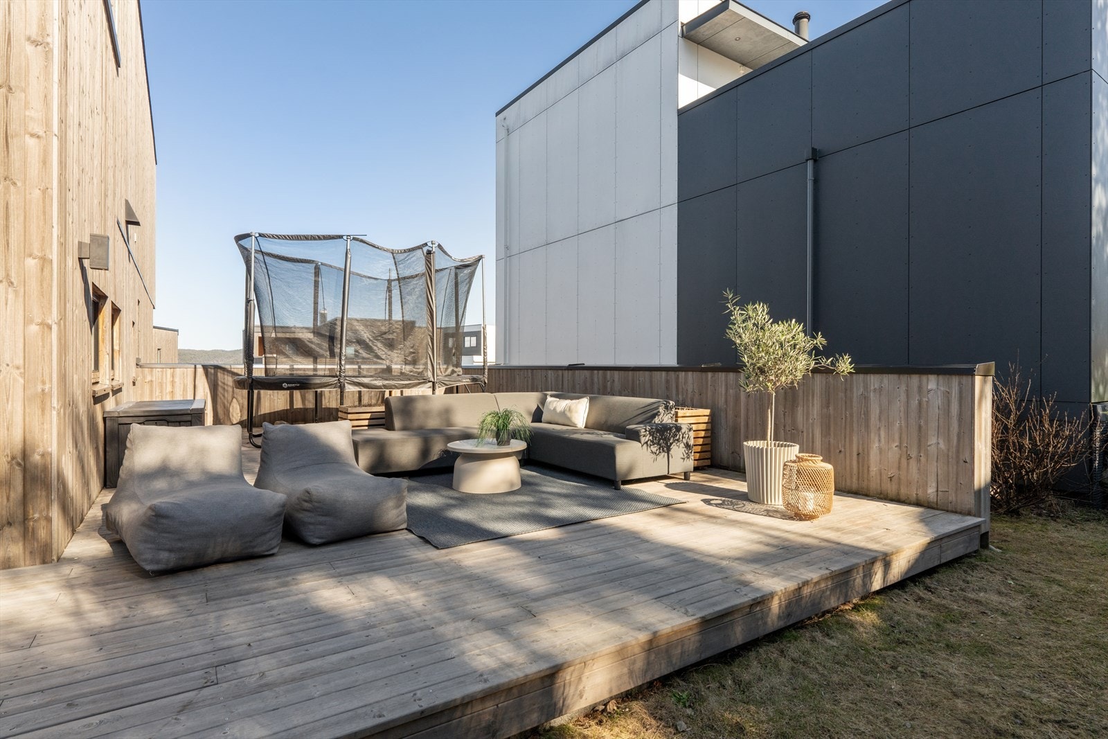 Her er det god plass til å innrede med store hagembøler og grill. Galleribilde