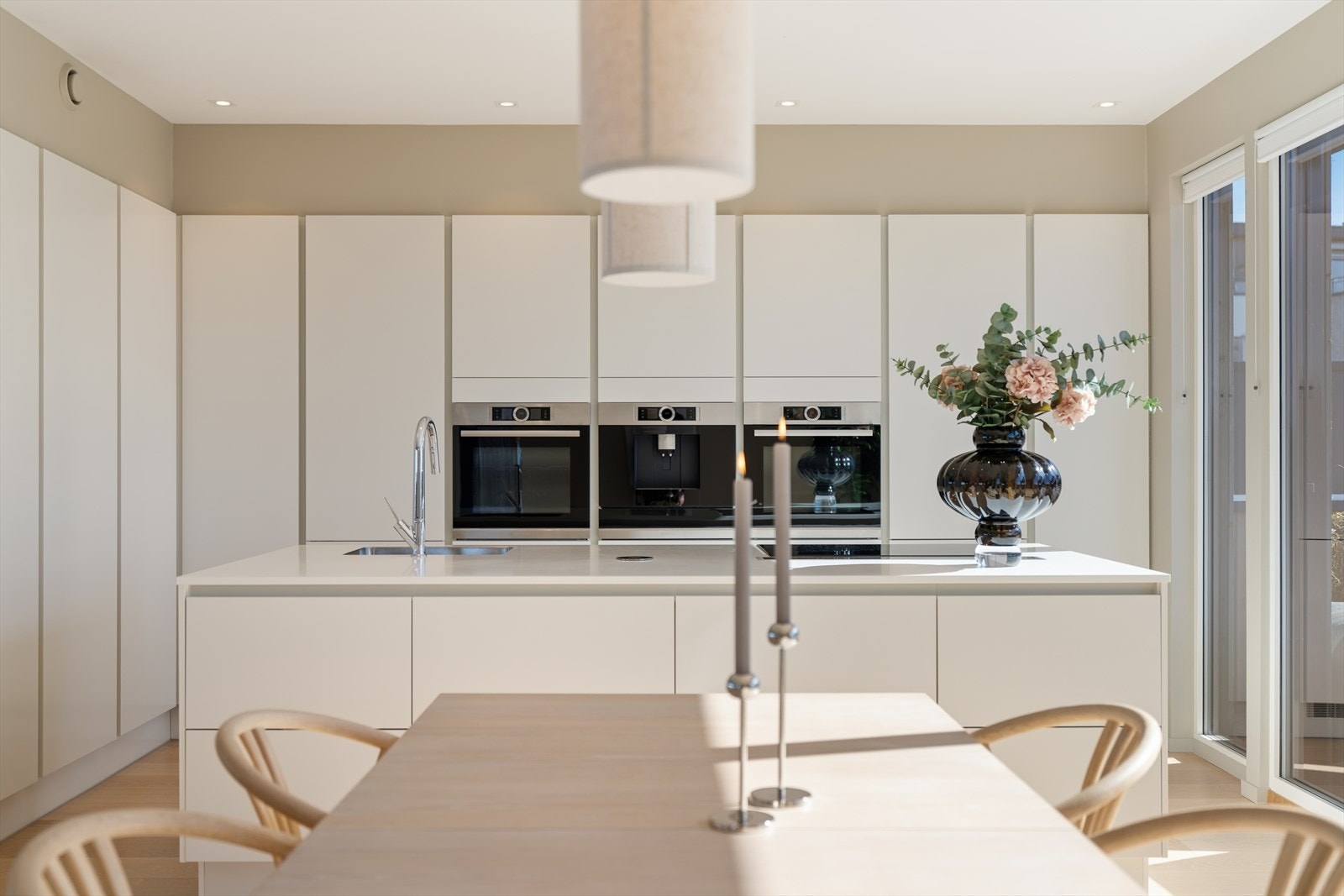 Her er det spiskammers/matbod integrert i kjøkkeninnredningen. (Se plantegning) Galleribilde