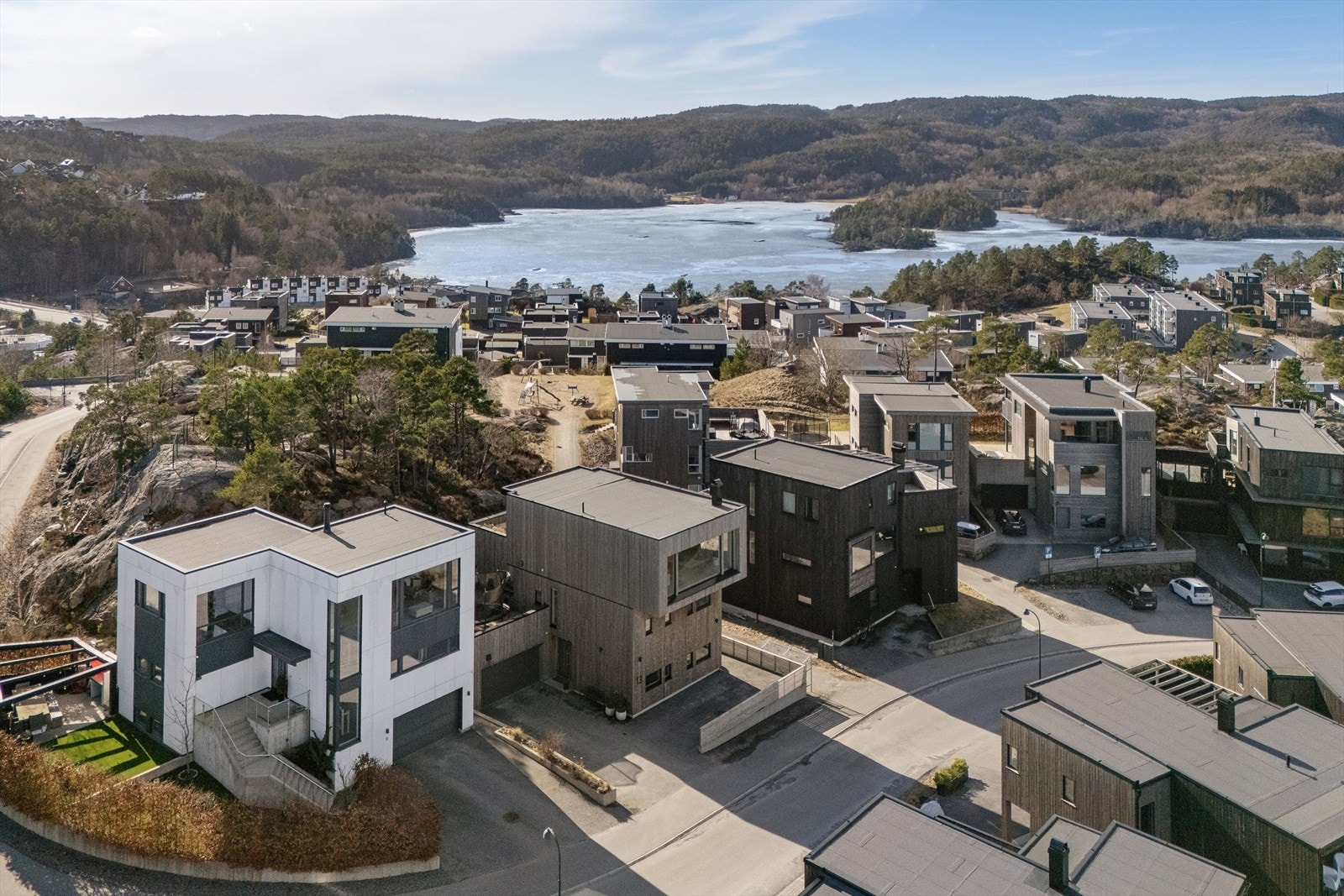 Beliggende i "Barnas Bydel" på Justneshalvøya som byr på flere lekeplasser, fotballbaner, padlebane, sykkelstier, og mange flotte badeplasser ved sjøen eller Gillsvann. Galleribilde