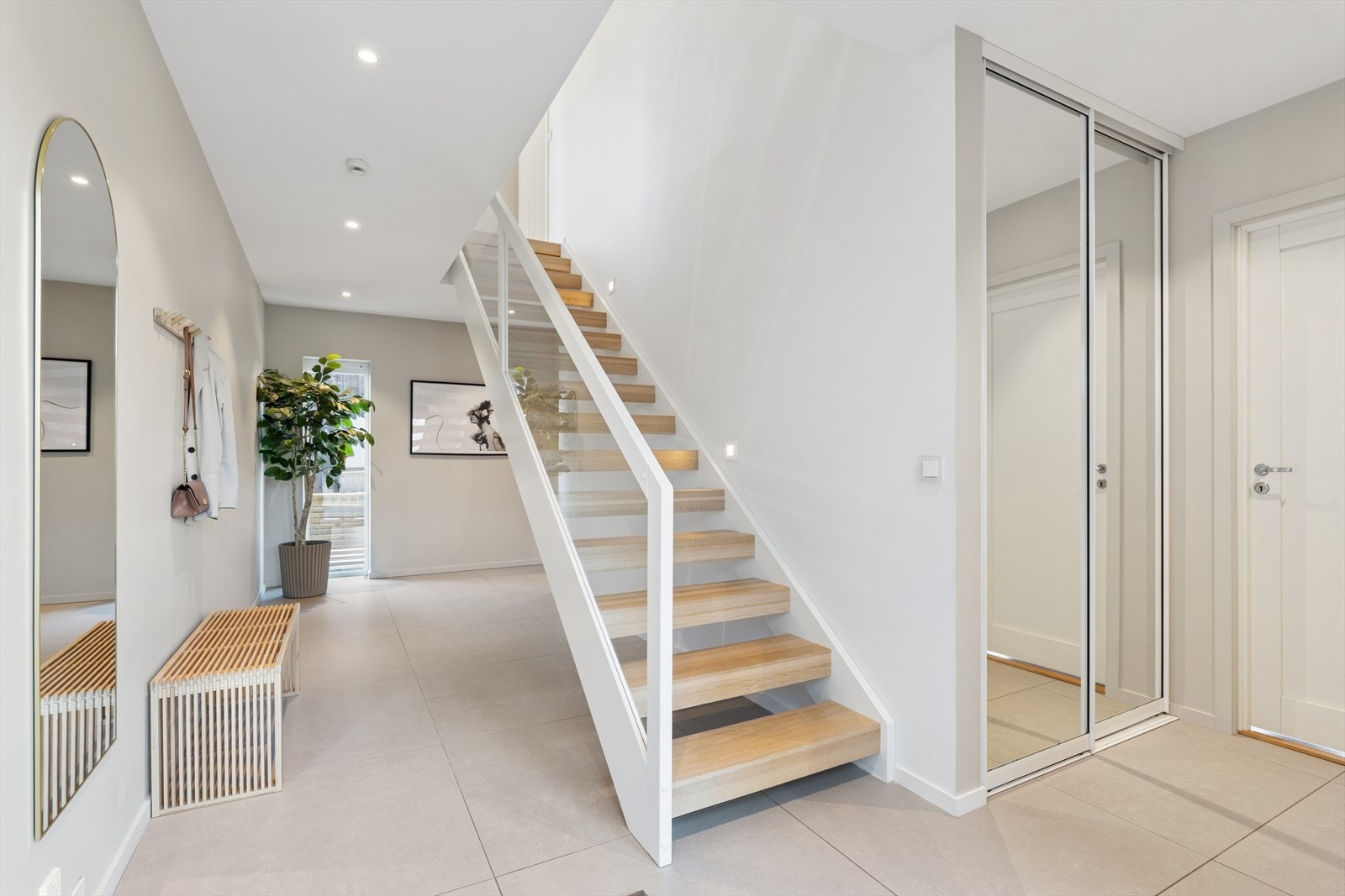 Velkommen inn - her ønskes du velkommen inn i en flislagt entré med plass til å henge fra seg ytterklær i garderobeskap. Galleribilde