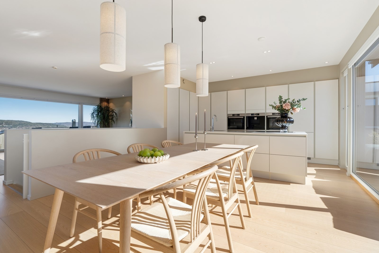 Delikat kjøkkeninnredning fra HTH i hvit utførelse med slette fronter og laminat benkeplate. Galleribilde