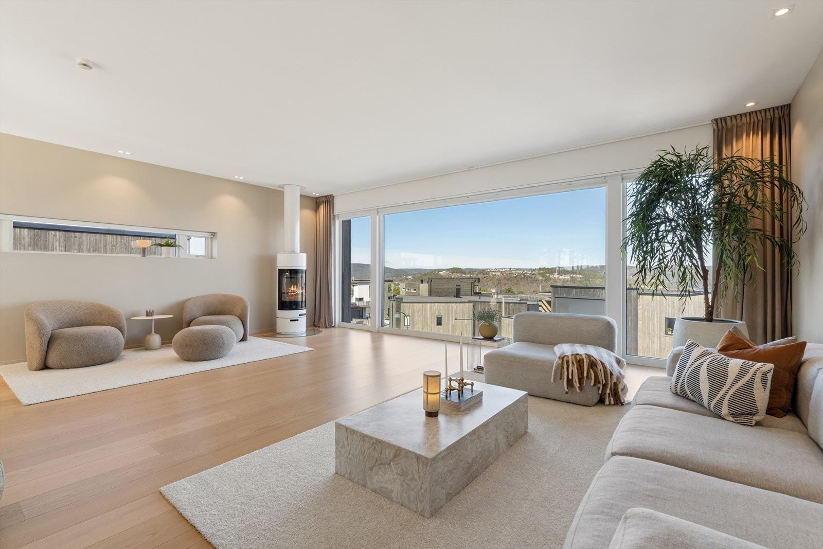 Her er det flere store vindusflater som slipper inn mye naturlig lys og skaper en god atmosfære i rommet med fin utsikt. Galleribilde