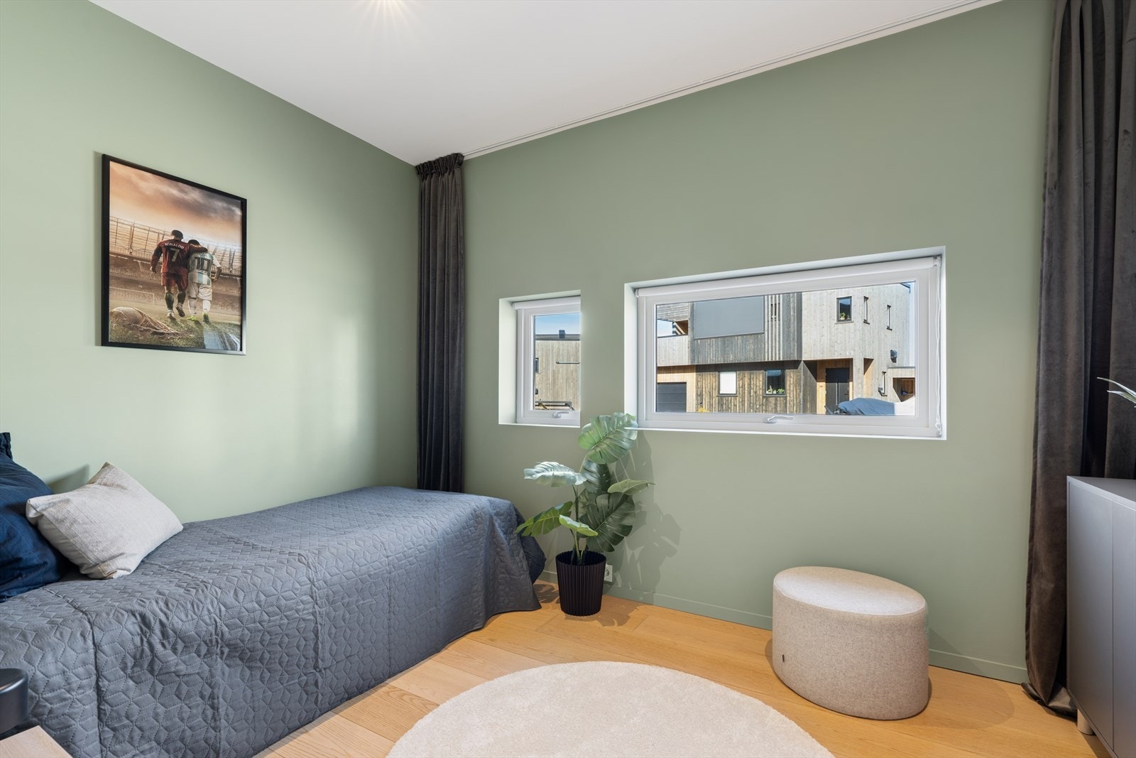 Soverommene har parkett på gulv og slettmalte vegger. Galleribilde