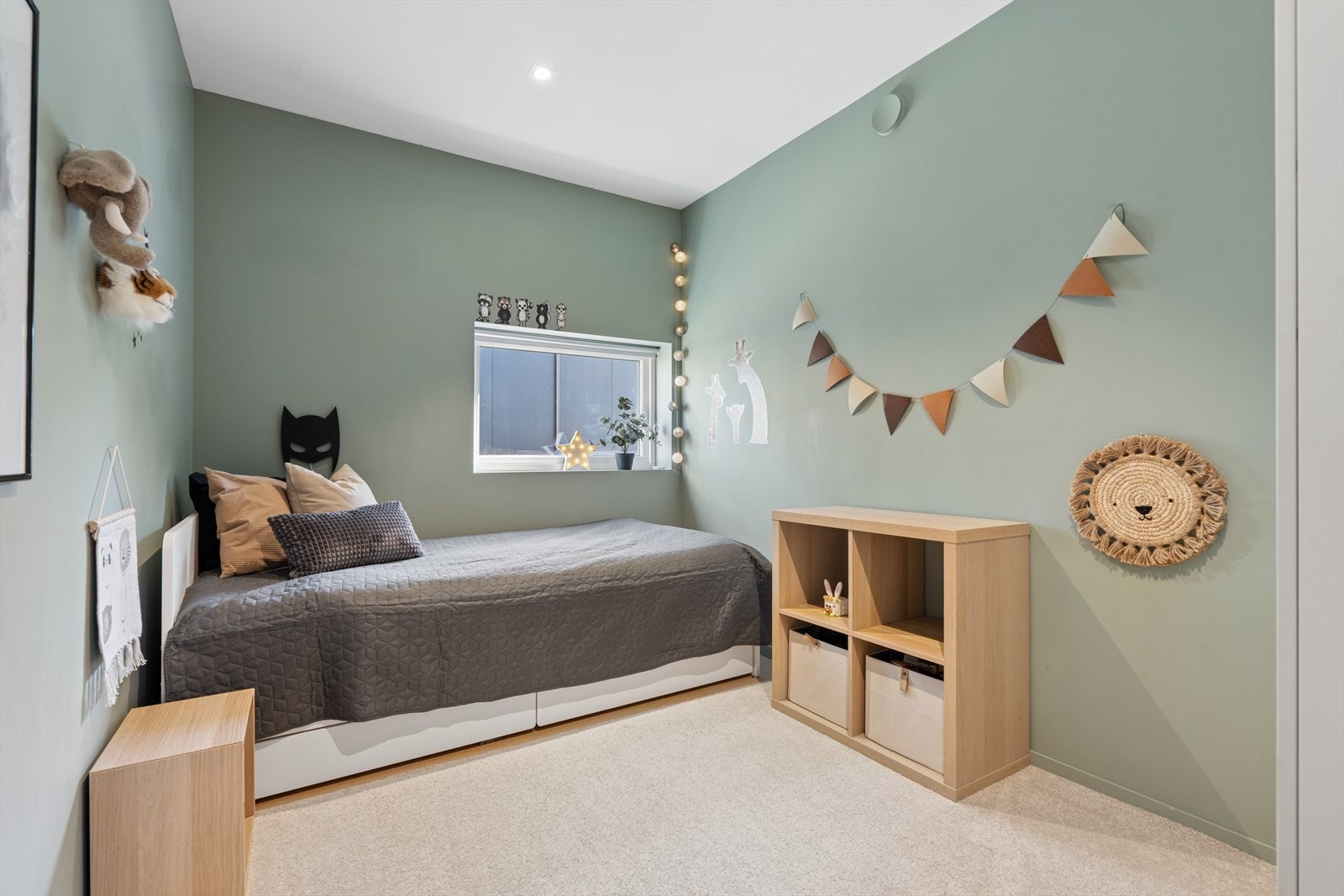 Alle soverommene har god plass til stor seng, tilhørende møblement og oppbevaring. Galleribilde