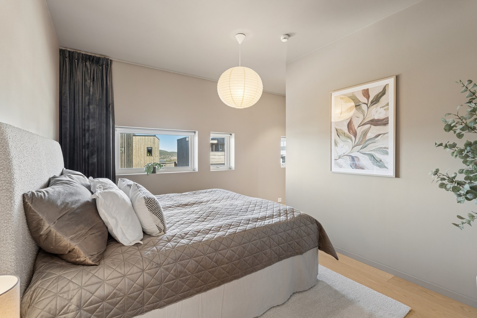 Hovedsoverommet har god plass til dobbeltseng og nattbord. Galleribilde