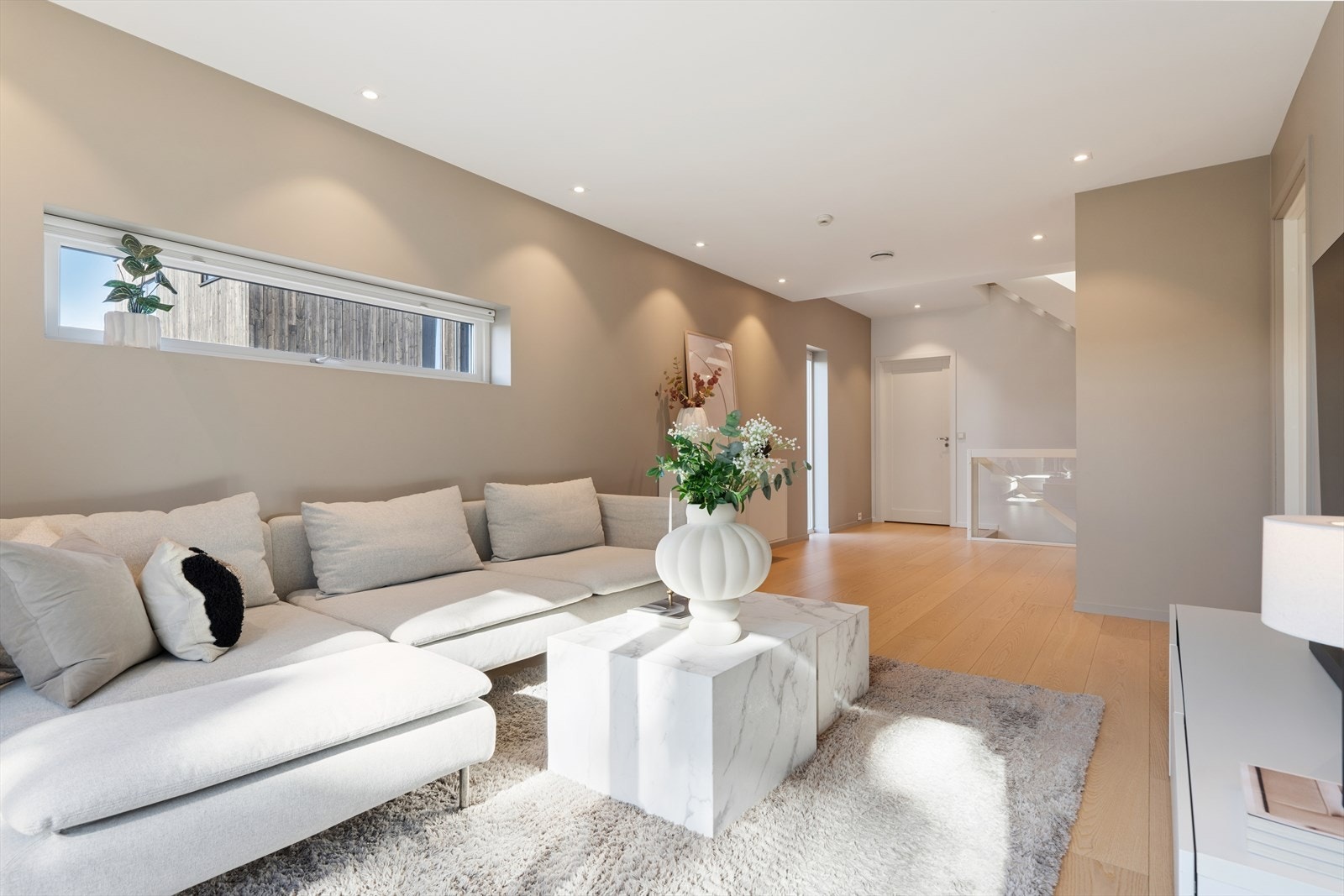 Dersom én stueavdeling ikke skulle være nok, finner du en ekstra stue i boligens 2. etasje - perfekt for barn eller ungdommer i huset. Galleribilde