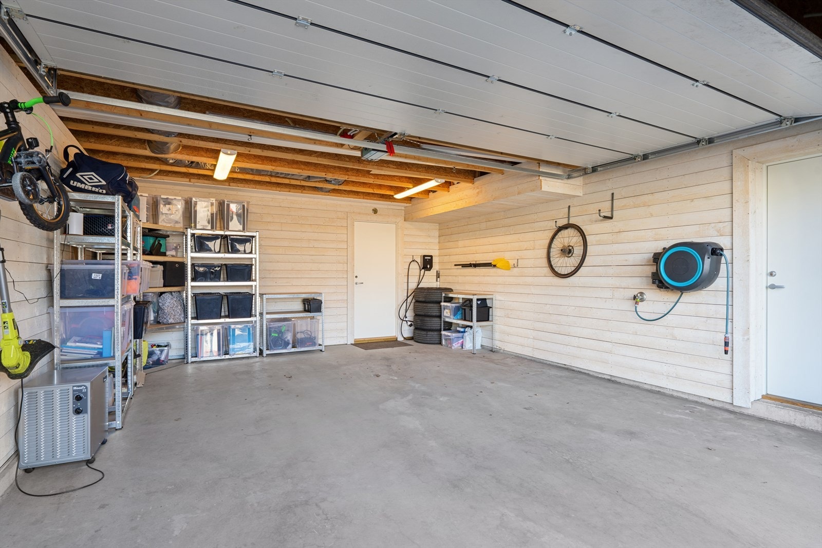 Grarasjen har god plass til to biler, samt godt med lagringsplass. Her kan man gå tørrskodd rett inn i boligens vaskerom. Galleribilde