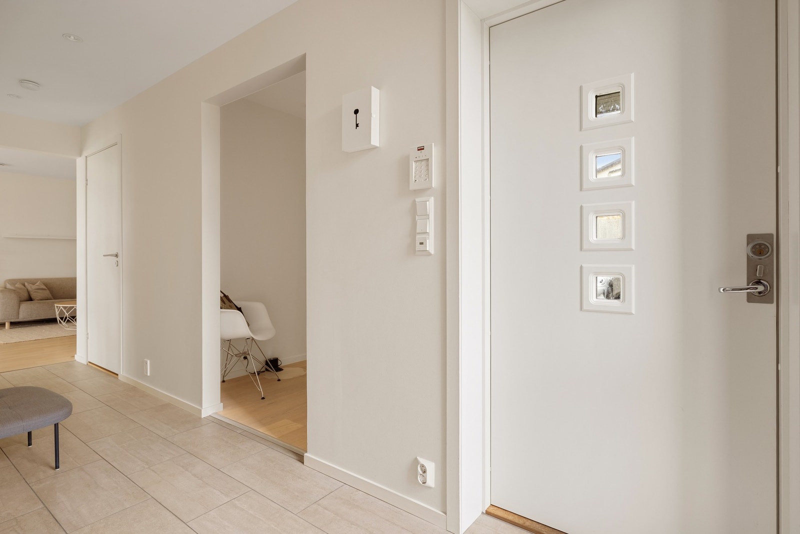 Det første du møter er en hall som måles til 13,5 kvm. Galleribilde