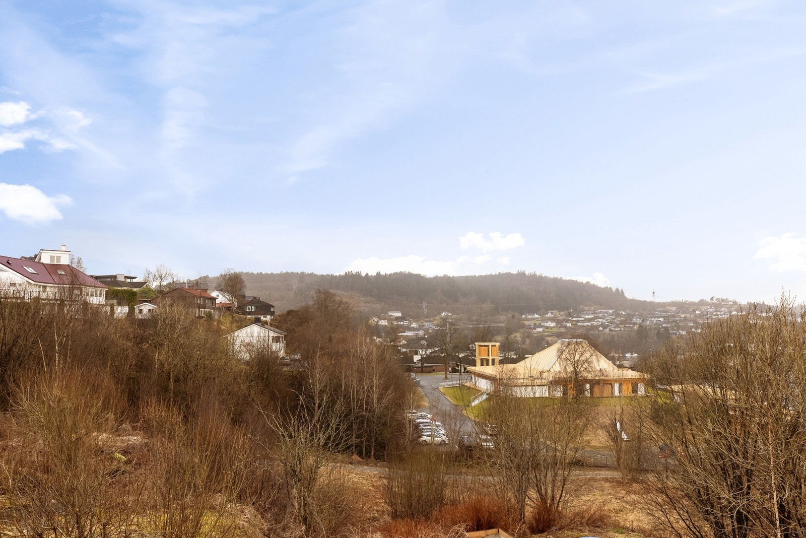 Masse utsikt fra huset. Nærområdet byr på alt fra sjø- til turliv. Søreide idrettslag og godt nærmiljø er bra for barna. Galleribilde